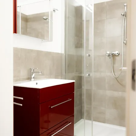 Deluxe Urban 18 - Free Parking Apartment